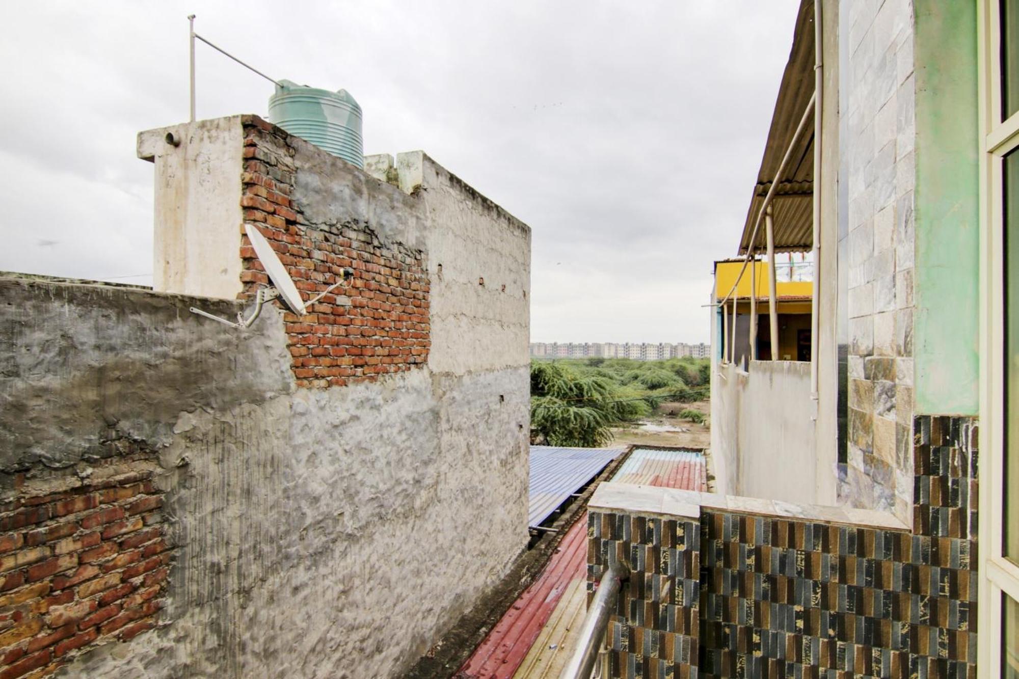 Hotel O S Palace Near Samaypur Badli Metro Station Delhi  Bagian luar foto