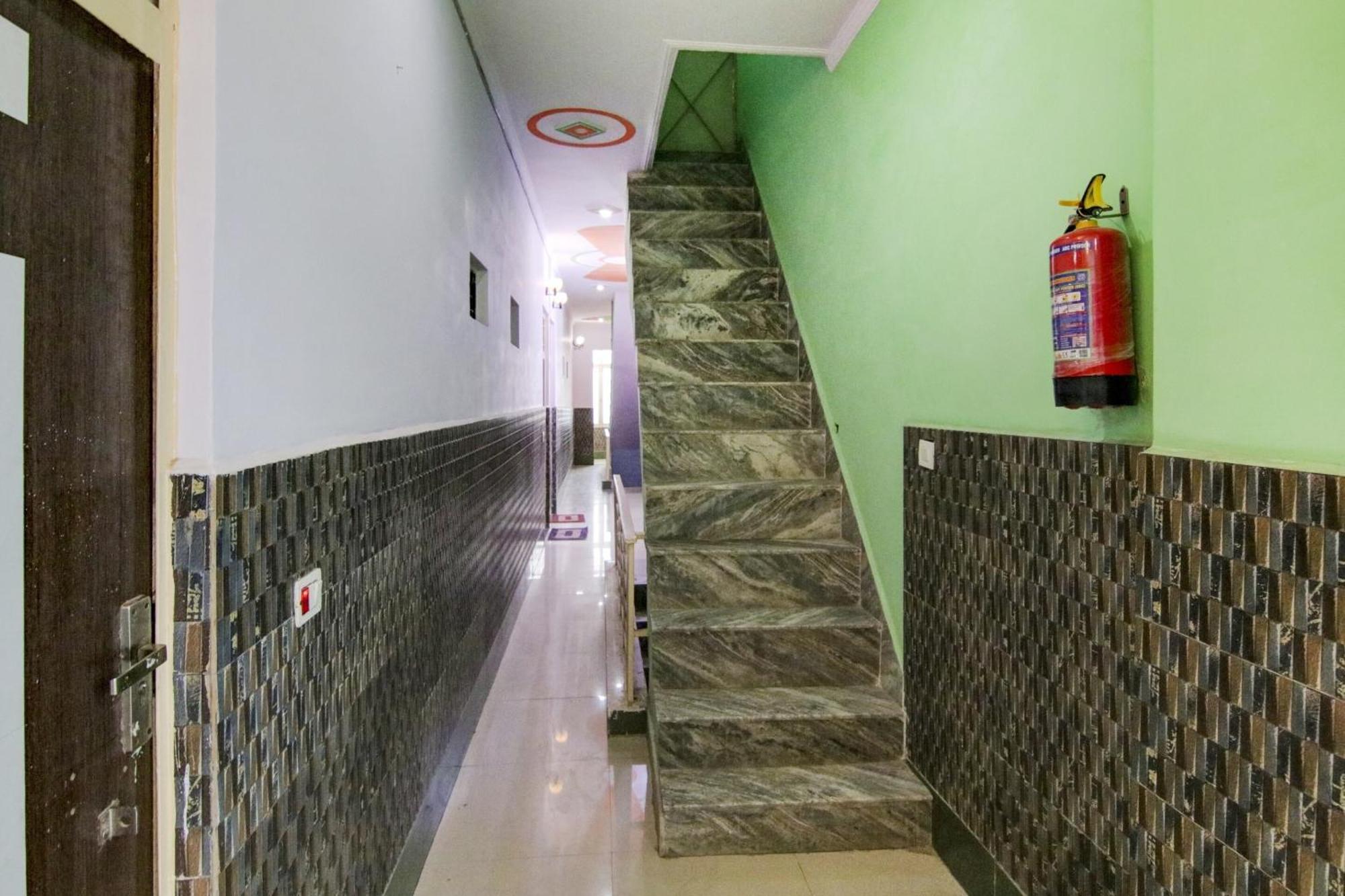 Hotel O S Palace Near Samaypur Badli Metro Station Delhi  Bagian luar foto